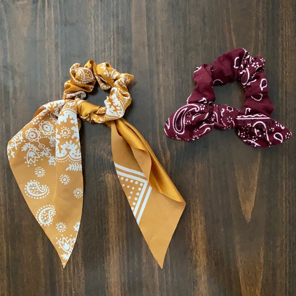 2 Scrunchies